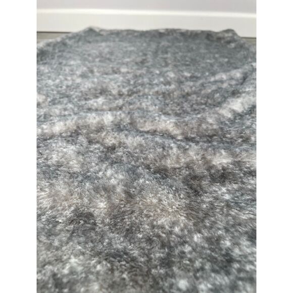 UGG Gray and White Pillowcase Sham Faux Fur Soft & Fluffy King Size 20 x 36" - Picture 4 of 11